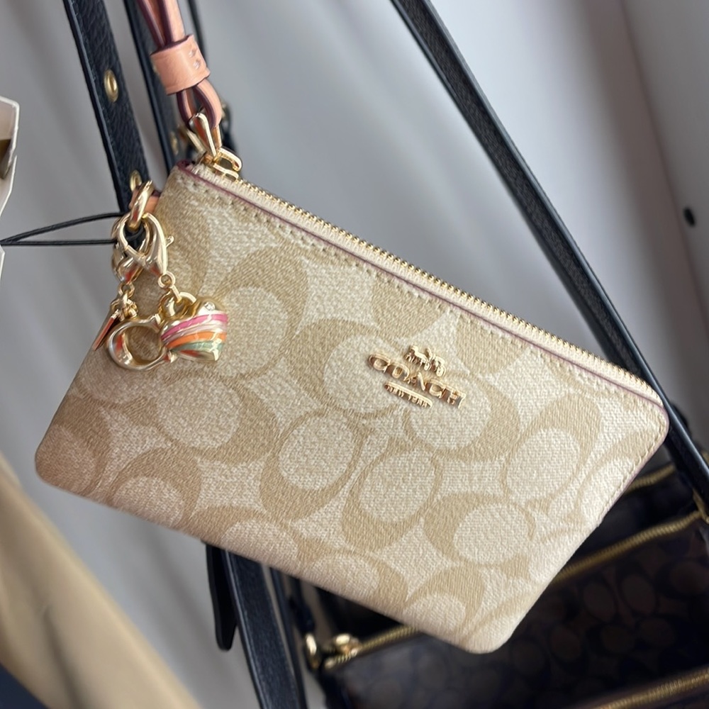 Coach Boxed Corner Zip Wristlet In Signature Canvas
Gold/Light Khaki/Faded Blush - Picture 1 of 16